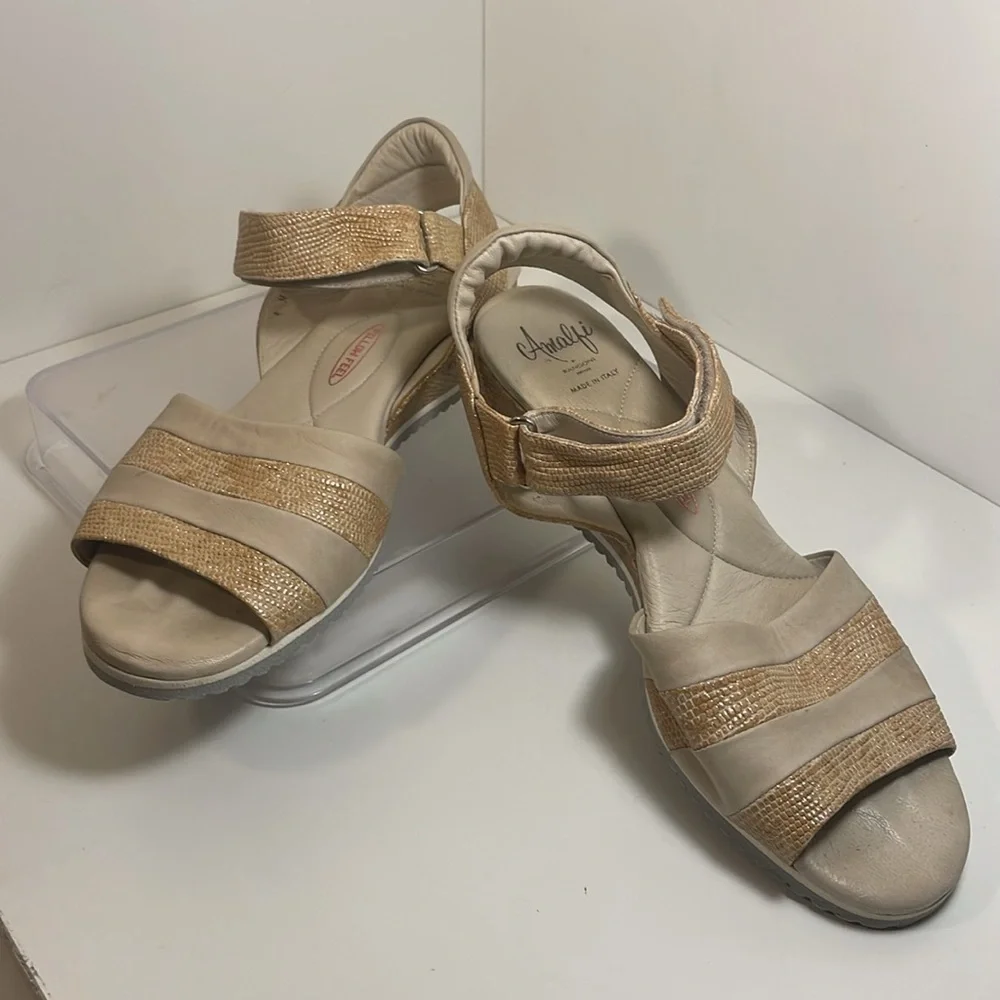 Amalfi by Rangoni Cream & Gold Leather Wedge Sandal Made in Italy Size 9 N EUC